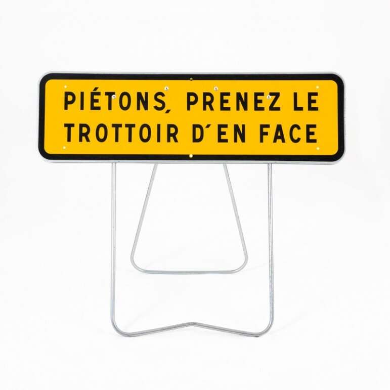 Image du produit PANNEAU 100X30CM "PIETON PRENEZ TROTTOIR EN FACE" SUR PIED